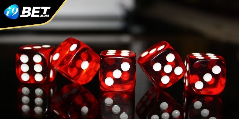 Xóc Đĩa là một trò chơi dân gian phổ biến ở nước ta